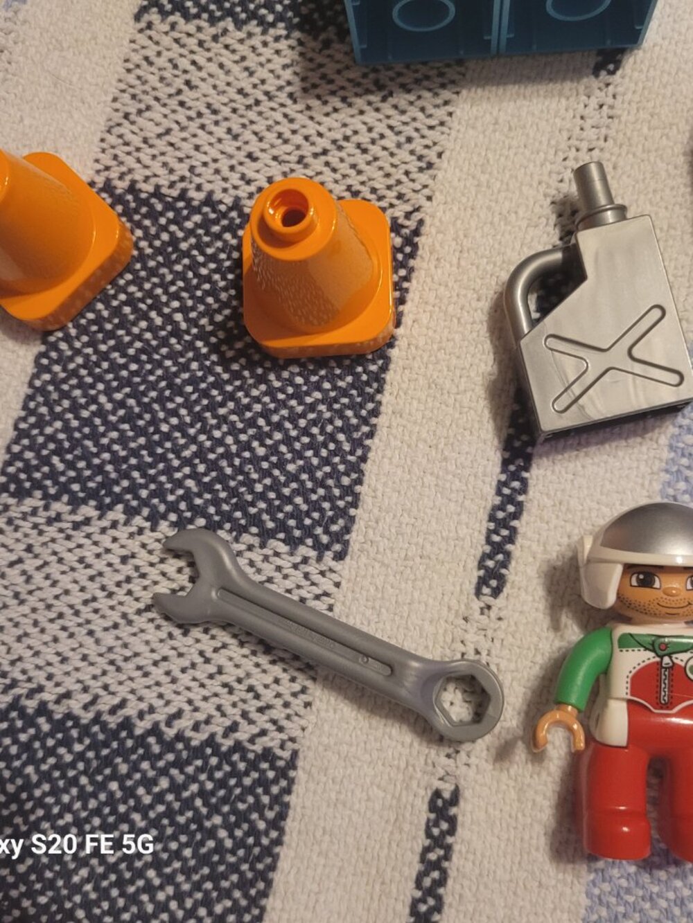 Lego Duplo set 10589 Octan car - Picture 4 of 4